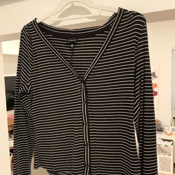 ✨Who What Wear ✨Button Down Long sleeve✨ - Picture 2 of 3